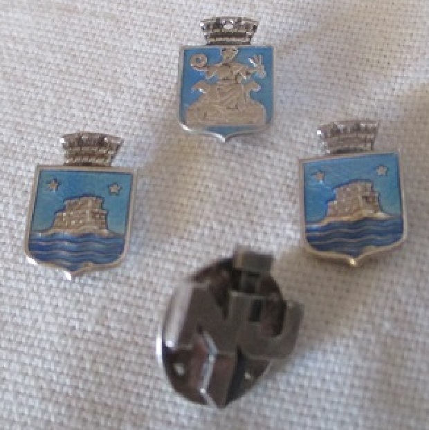 xxM1219M Various needle and badges